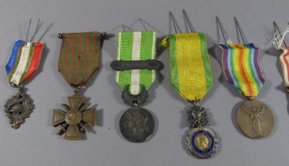 Lot 9 d'insignes ou boutons
