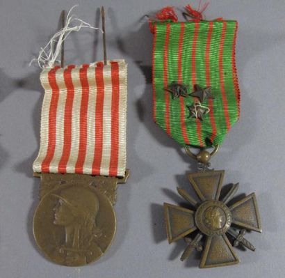 Lot 9 d'insignes ou boutons