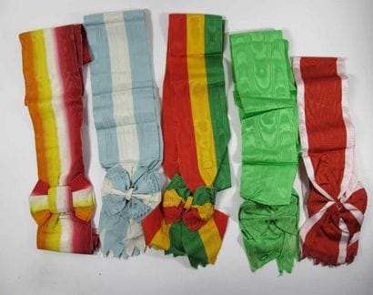 DIVERS
Ensemble de cinq écharpes de Grand-Croix...