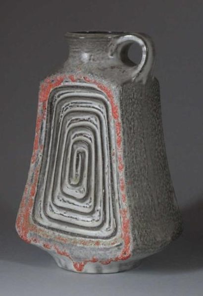 Vase rectangulaire évasé à petite anse sur...