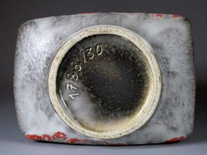 Vase rectangulaire évasé à petite anse sur...