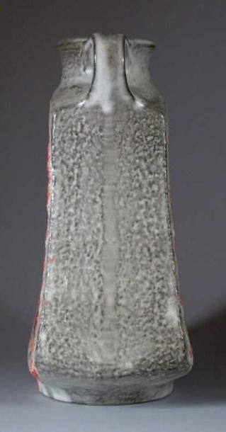Vase rectangulaire évasé à petite anse sur...