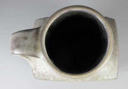 Vase rectangulaire évasé à petite anse sur...