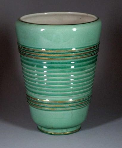 Vase émaillé vert, partiellement rainuré....