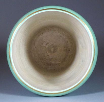 Vase émaillé vert, partiellement rainuré....