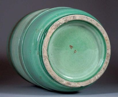 Vase émaillé vert, partiellement rainuré....