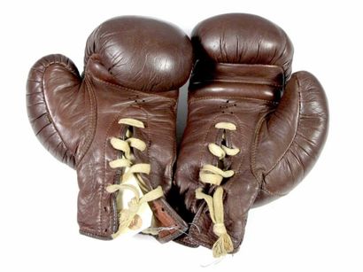 BOXE. Paire de gants de boxe en cuir marron...