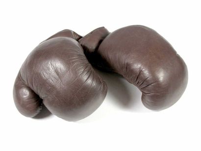 BOXE. Paire de gants de boxe en cuir marron...