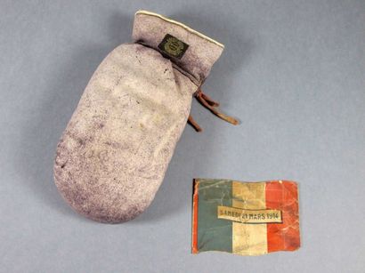 BOXE. Gant de boxe (gauche) de marque Spalding,...