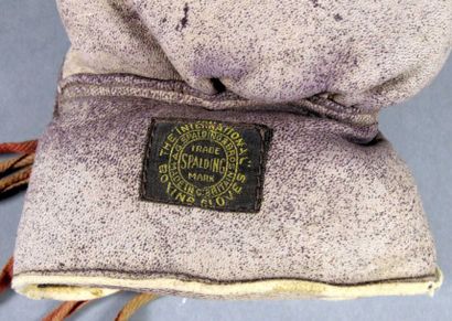 BOXE. Gant de boxe (gauche) de marque Spalding,...