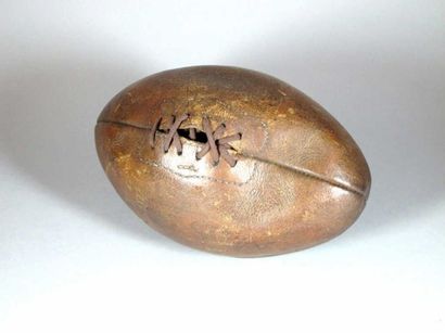 RUGBY. Ballon de rugby en cuir, à lacets...