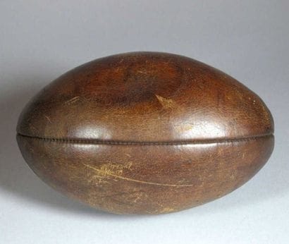 RUGBY. Ballon de rugby en cuir, à lacets...