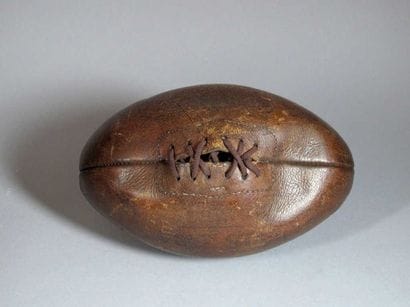 RUGBY. Ballon de rugby en cuir, à lacets...