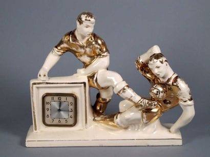FOOTBALL. Pendule en porcelaine crème et...