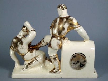 FOOTBALL. Pendule en porcelaine crème et...