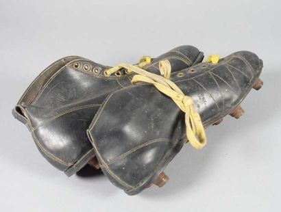 FOOTBALL. Paire de chaussures à six crampons...