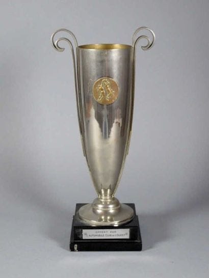 BASKET-BALL. Trophée en métal avec une médaille...