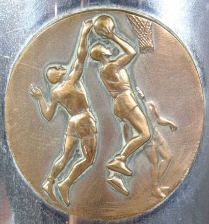 BASKET-BALL. Trophée en métal avec une médaille...