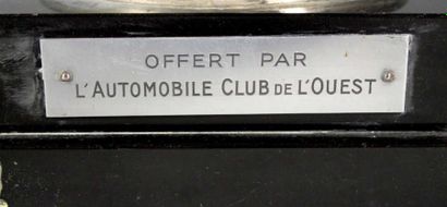 BASKET-BALL. Trophée en métal avec une médaille...