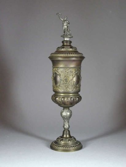 CYCLISME. Coupe couverte / trophée en métal,...