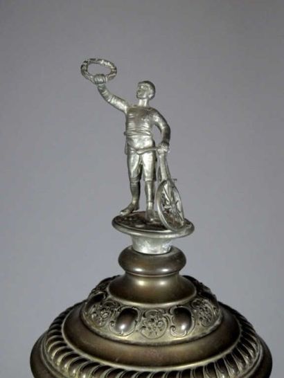 CYCLISME. Coupe couverte / trophée en métal,...