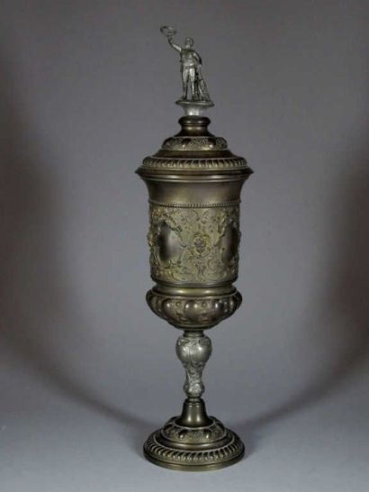 CYCLISME. Coupe couverte / trophée en métal,...