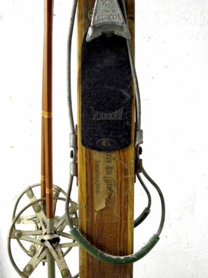 SPORTS D'HIVER. Paire de skis anciens en...