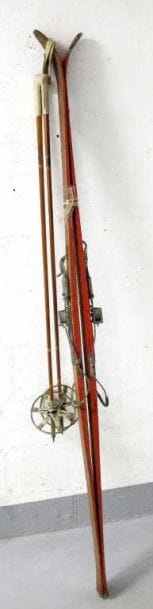SPORTS D'HIVER. Paire de skis anciens en...