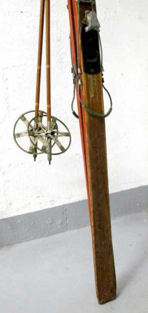 SPORTS D'HIVER. Paire de skis anciens en...