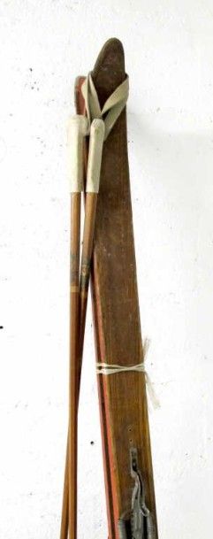 SPORTS D'HIVER. Paire de skis anciens en...