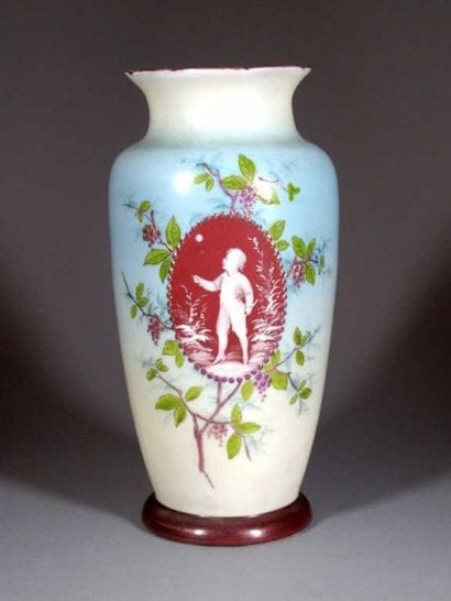 JEU DE PAUME. Vase en opaline polychrome,...