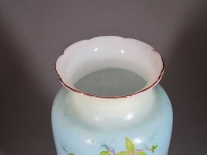 JEU DE PAUME. Vase en opaline polychrome,...