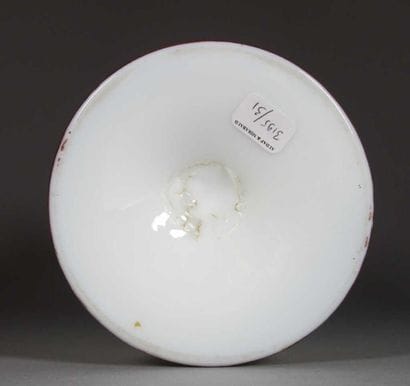 JEU DE PAUME. Vase en opaline polychrome,...