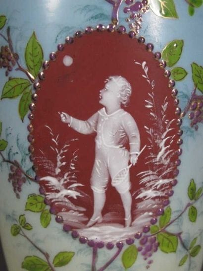 JEU DE PAUME. Vase en opaline polychrome,...