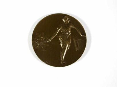 TENNIS. Médaille en bronze représentant Suzanne...