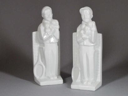 TENNIS. Paire de serre-livres en porcelaine...