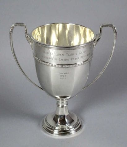 TENNIS. Coupe sur piédouche en argent anglais,...