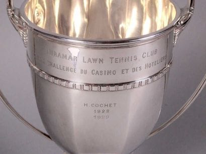 TENNIS. Coupe sur piédouche en argent anglais,...