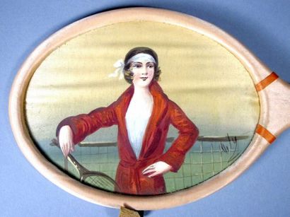TENNIS. Boîte à couture en forme de raquette...