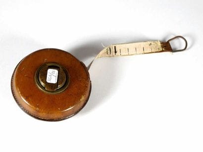 TENNIS. Mètre enrouleur ancien en cuir marron....