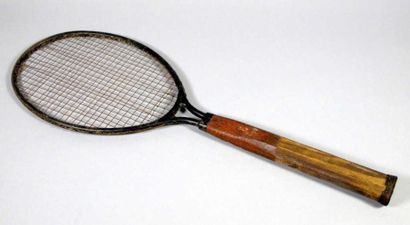 TENNIS. Raquette en bois et cordage en métal...