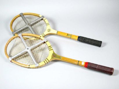 TENNIS. Deux raquettes de tennis en bois...