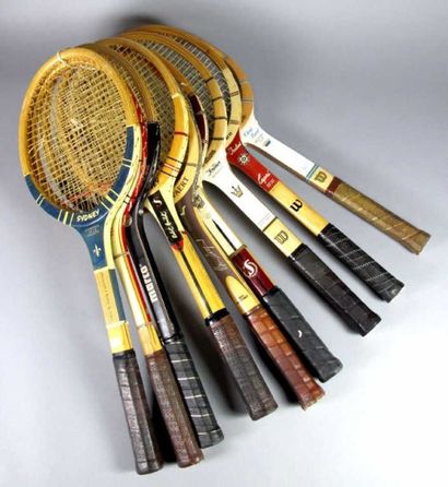 TENNIS. Lot de neuf raquettes autographes...