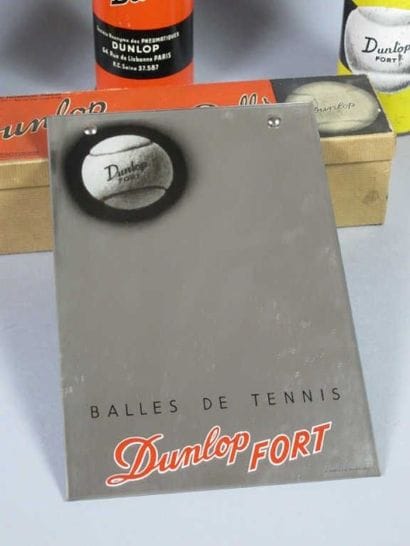 TENNIS. Lot comprenant cinq boîtes de balles...