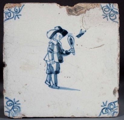 JEUX DE BALLE. Carreau en faïence bleu et...