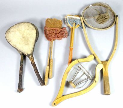 JEUX DE BALLE. Lot comprenant: - deux raquettes...