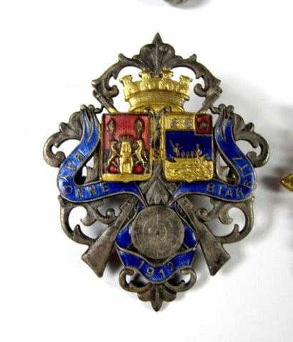 TIR. Ensemble de trente-six insignes et médailles...