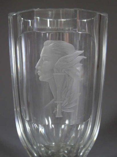 JEUX OLYMPIQUES / Paris 1924. Vase en cristal...