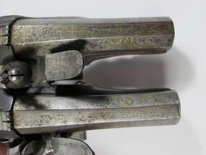 Paire de petits pistolets à silex d'officier...