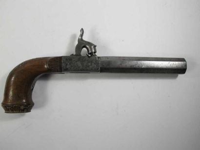Pistolet à coffre à percussion. Long canon...